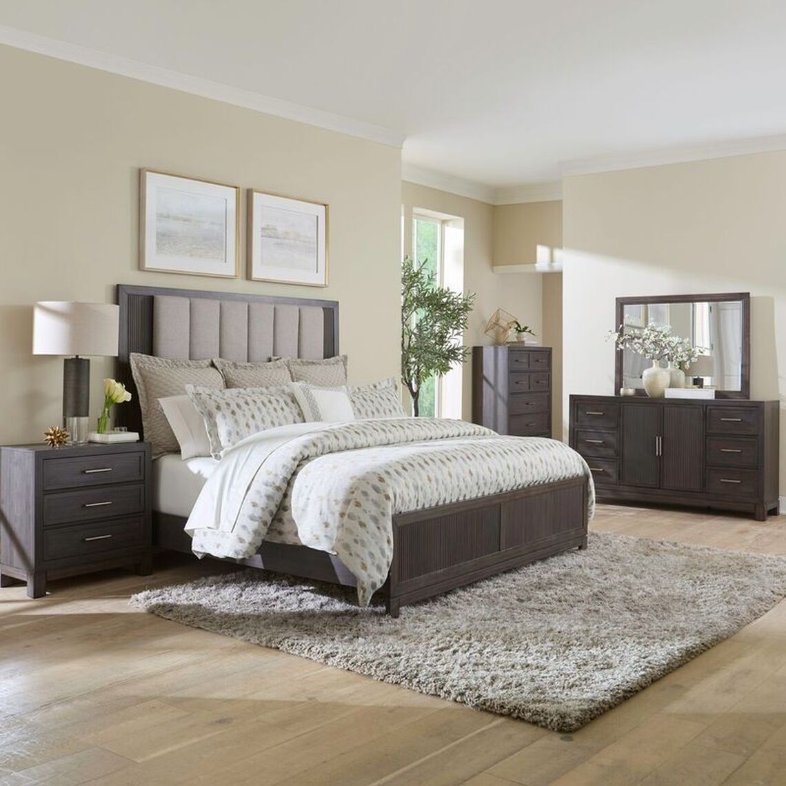 313 Textured Gray 5PC Bedroom Set — Built-In Charging Station