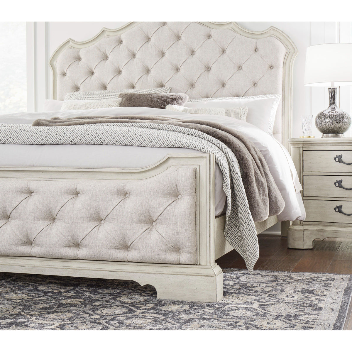 Arlendyne Antique White Bedroom Set