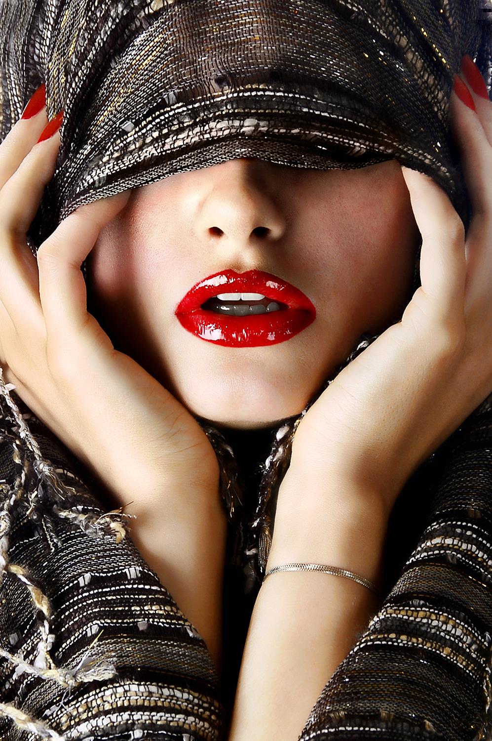 Temp Glass W/Foil -Red Lip Shaw Tempered Glass