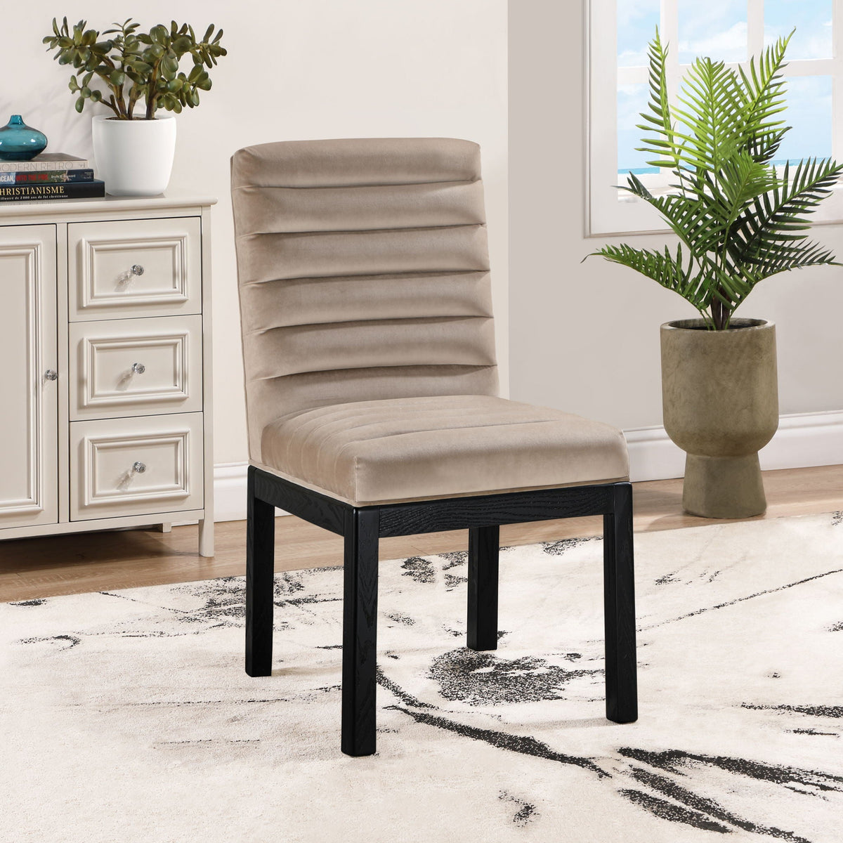 Evelyn - Dining Chair with Black Legs