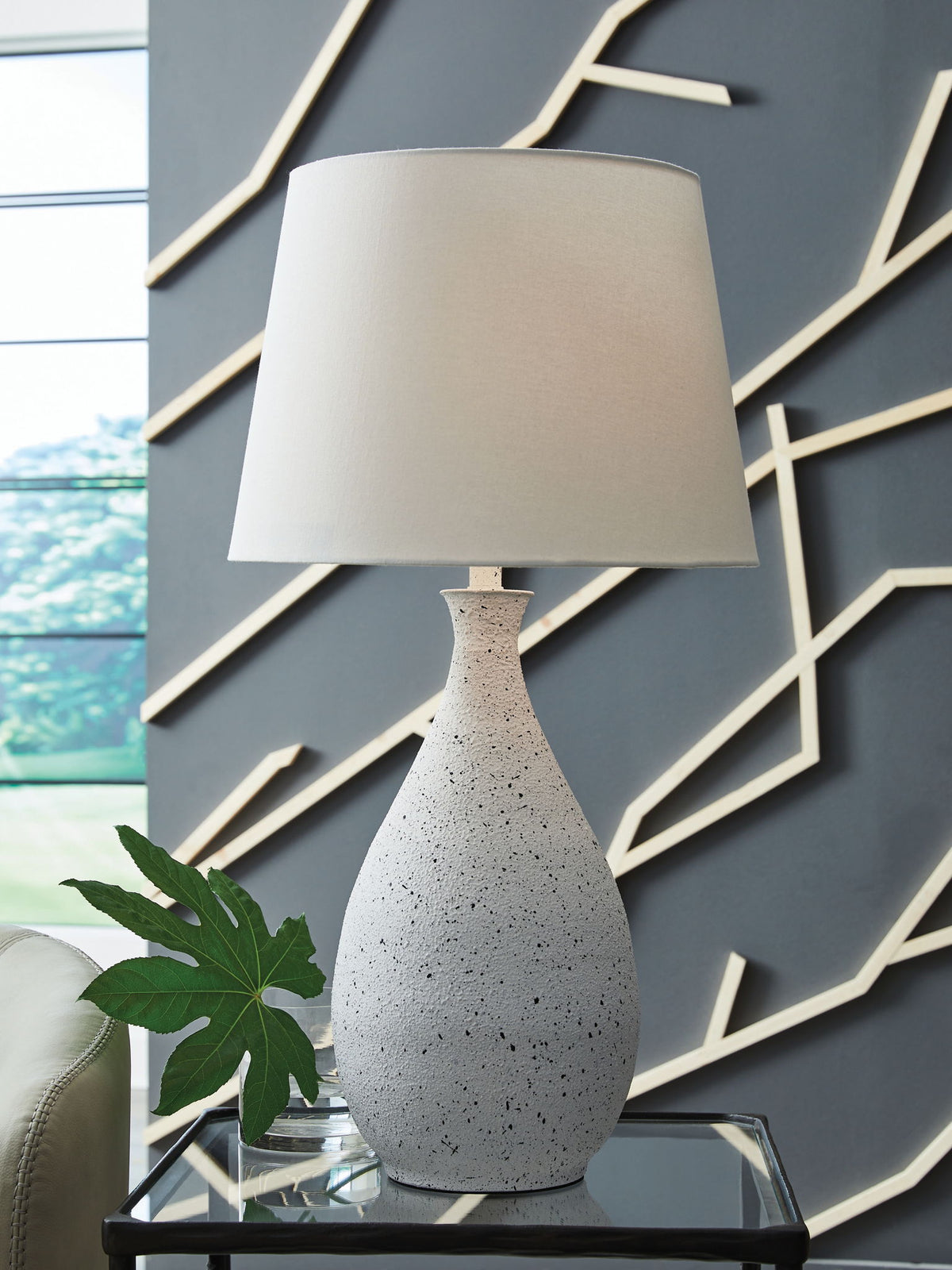 Wyattford - Metal Table Lamp - White / Black — view 2