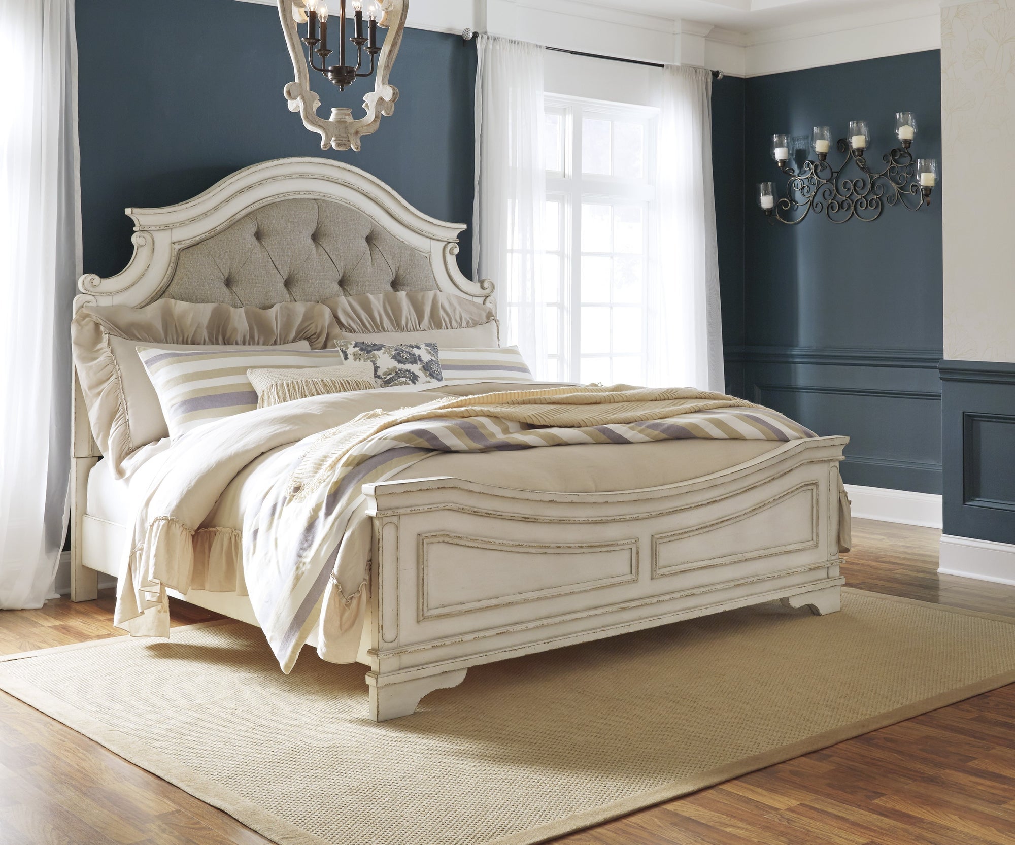 B743 - Queen Bed ONLY ***NEW ARRIVAL***