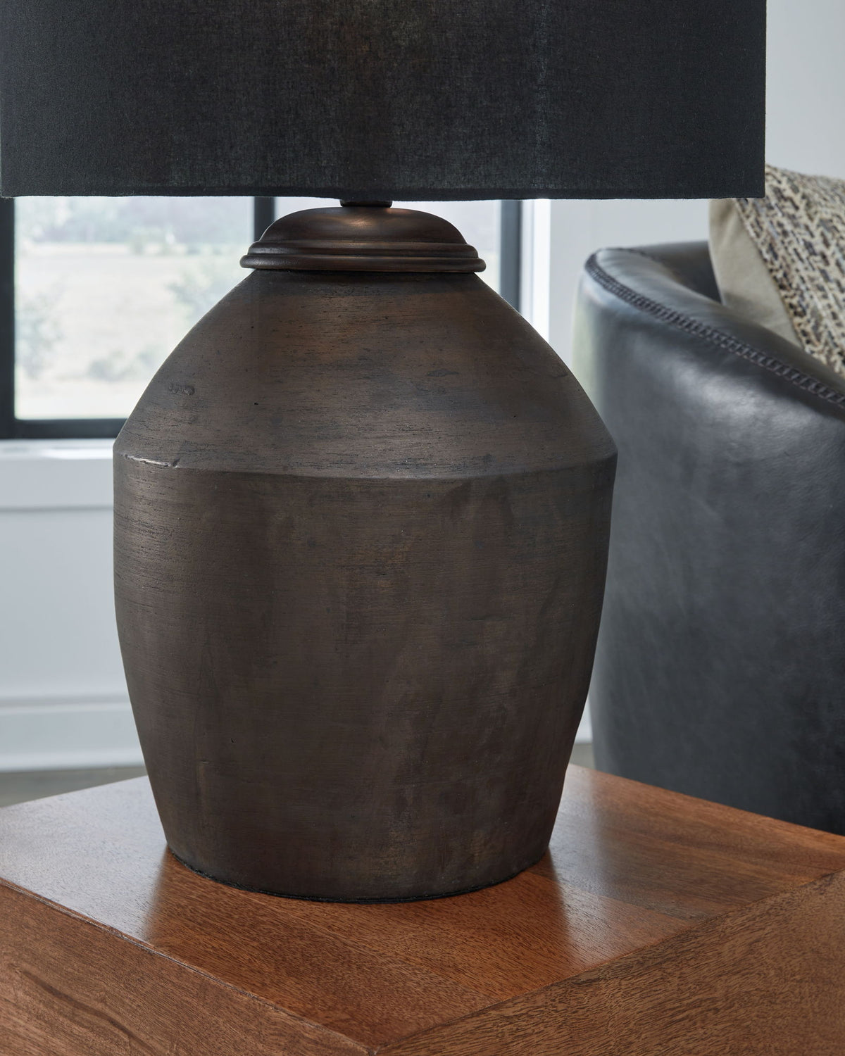 Naareman - Terracotta Table Lamp - Metallic Black — view 4