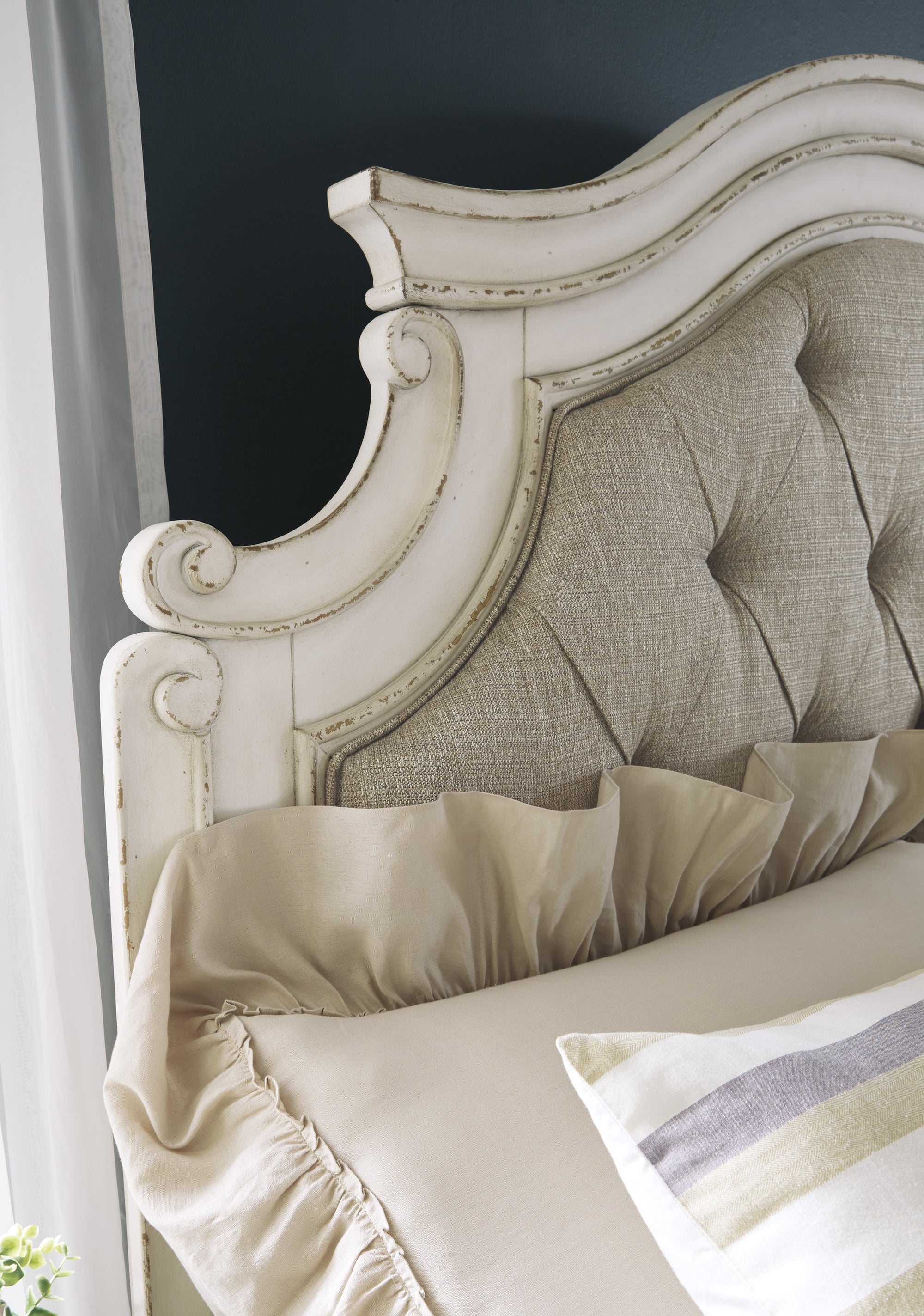 B743 - Queen Bed ONLY ***NEW ARRIVAL***