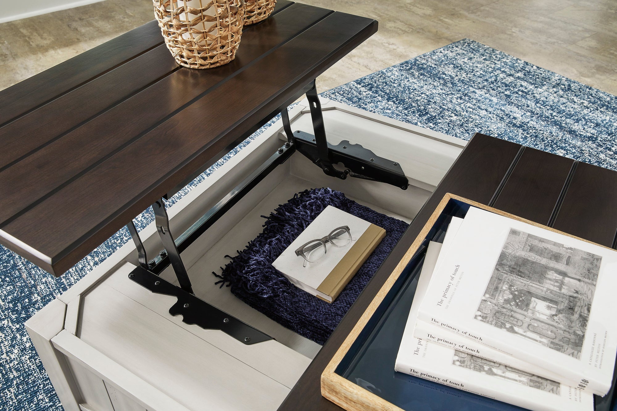 T796-00 - Lift Top Cocktail Table